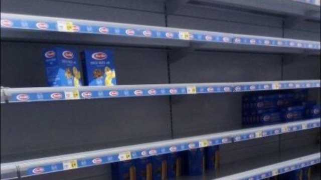 Uno scaffale svuotato