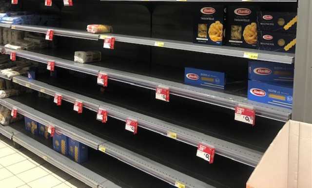 Scaffali pasta vuoti