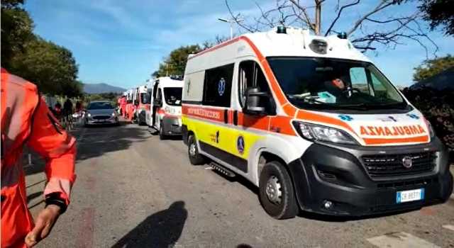 la fila di ambulanze al Policlinico 