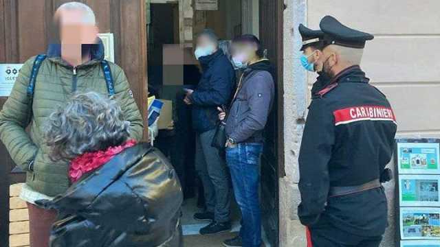 I carabinieri in piazza Sella a Iglesias