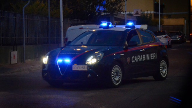 I carabinieri bloccano le evoluzioni in auto