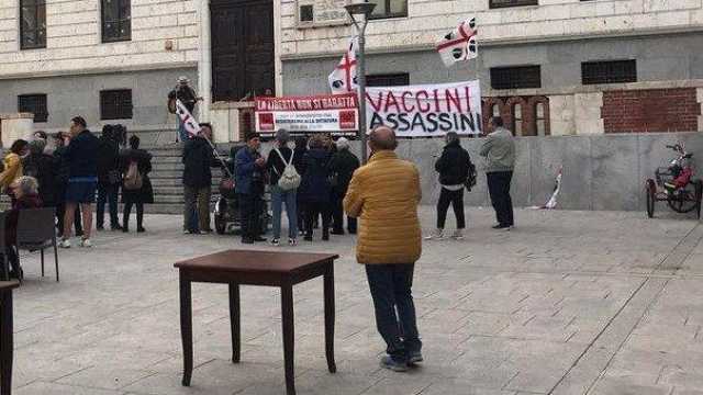 Cagliari, gli irriducibili manifestanti no vax ancora in piazza Garibaldi