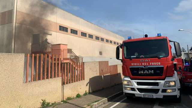 I vigili del fuoco in via degli Stendardi 