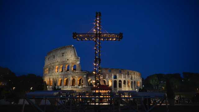 La croce e il Colosseo