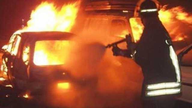 Vigili del fuoco auto bruciata