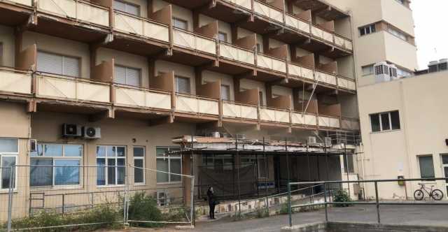 La facciata decadente dell'ospedale Marino
