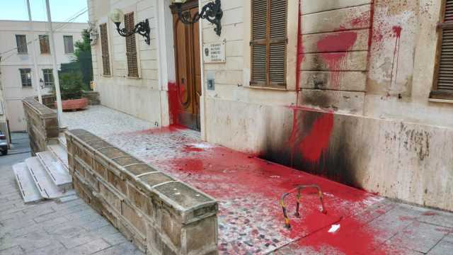 Cagliari, molotov e bombe di vernice rossa contro la sede del comando dell'Esercito