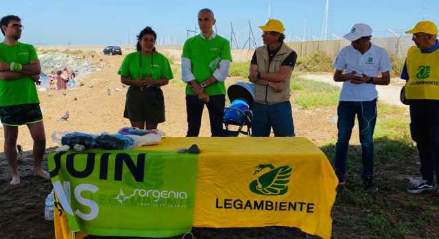 Cagliari, ripulita la spiaggia della Diga a Sant'Elia: Comune e volontari in azione 