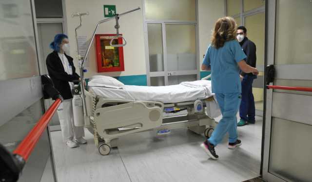 Contagi e ricoveri in calo, in Sardegna 745 nuovi casi: tre morti in un giorno