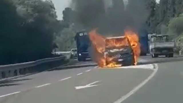 Furgone in fiamme sulla 195