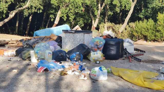 Una discarica di rifiuti nel cuore verde di Monte Cresia: segnalazione alla Forestale