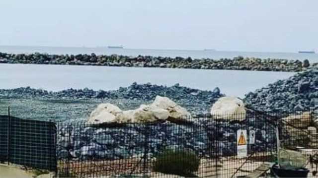 Il cantiere del porticciolo cancella per sempre la spiaggetta di Sant'Elia 