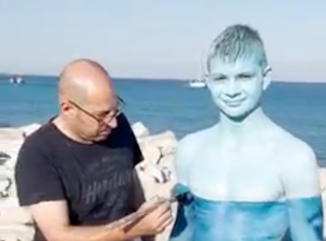 Castiart, il campione mondiale di body painting dipinge il corpo del talento di windsurf 