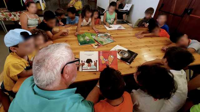 Giocaus Impari, bambini e anziani leggono insieme a Monte Claro