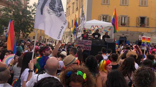 La Sardegna arcobaleno torna in piazza per il Pride: in migliaia a Sassari