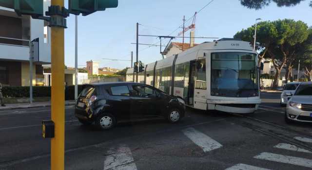 Pirri, auto contro metro in via Italia: traffico bloccato