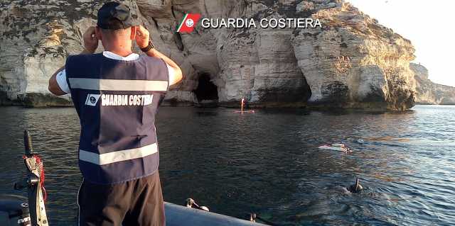 Cagliari, sub frantuma le rocce per depredare i datteri di mare: preso
