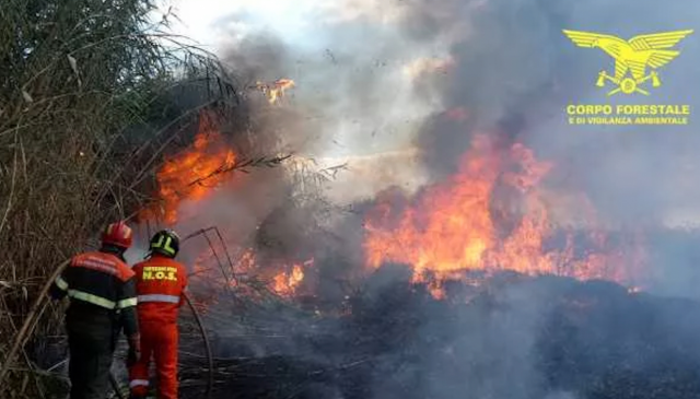 Incendio nelle campagne di Arzana: elicottero in volo