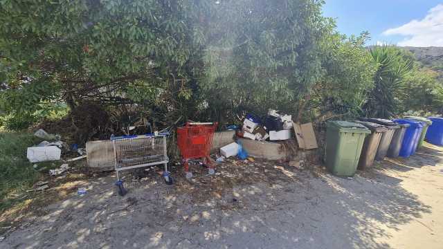 Cagliari, il Comune ripulisce l'ingresso della spiaggia del Poetto invasa dai rifiuti