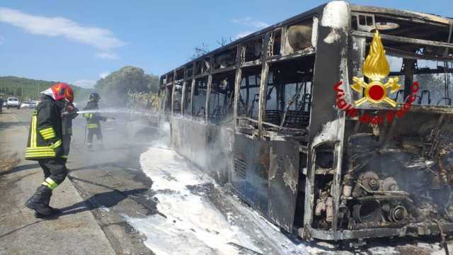 Autobus in corsa prende fuoco: paura a San Basilio, tutti salvi i passeggeri