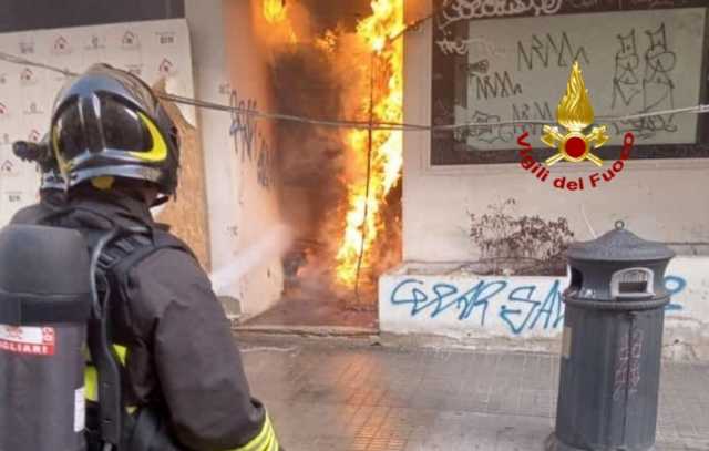 Cagliari, paura in via XX settembre per un incendio in un palazzo