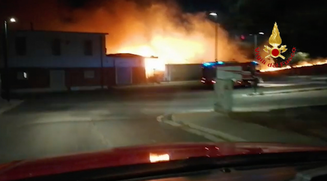 Vasto rogo a Settimo, le fiamme sfiorano il centro abitato