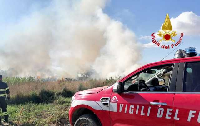 Elmas, un incendio sta bruciando la vegetazione da ieri: "Operazioni difficili"