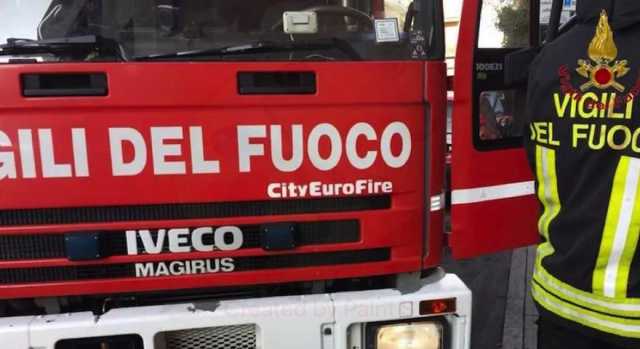 Nuoro, grave incidente sul lavoro: vigile del fuoco precipita e sbatte la testa