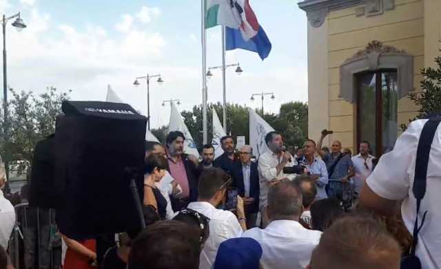 Matteo Salvini in piazza a Olbia: sul palco con Solinas e Nieddu