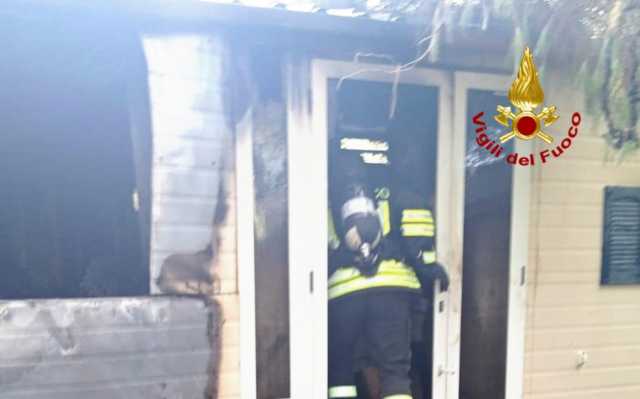 Paura a Pula: a fuoco una casa prefabbricata in legno 