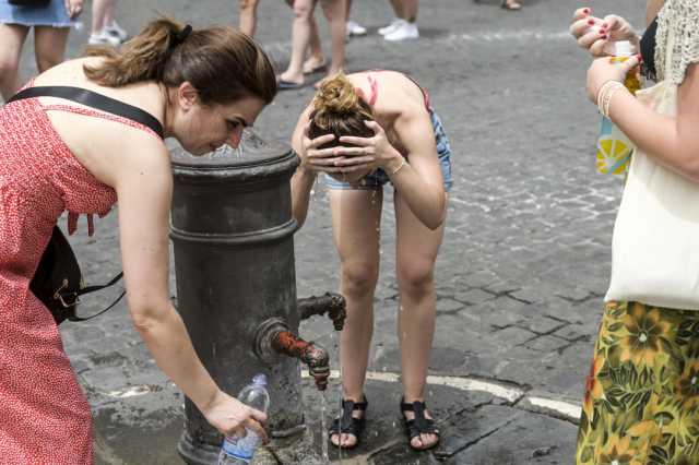 Ondate di calore: allerta giallo a Cagliari  Potranno ancora toccare i 37°C le temperature massime percepite a Cagliari. L'allerta è del Ministero della salute che per prevenire gli effetti delle ondate di calore sulla salute ha diramato un nuovo bollettino codice giallo – livello 1, valevole sino al 9 settembre 2022.  Al link https://www.salute.gov.it/portale/caldo/homeCaldo.jsp anche una serie di semplici abitudini comportamentali e misure per difendersi dal caldo e ridurre i rischi nelle persone più fragili.