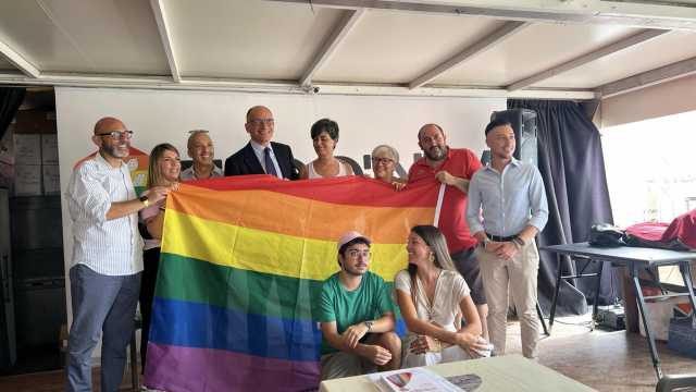 Letta a Cagliari, tappa al Poetto per incontrare la comunità lgbt al Fico d'India