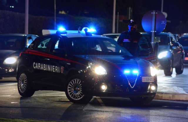 Cagliari, minaccia i dipendenti di "Giusto gusto" con un coltello e si rifiuta di pagare