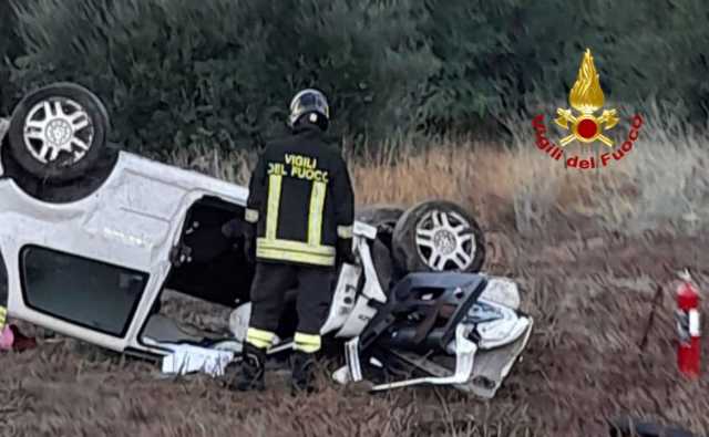 Senorbì, in auto vola fuori strada e si ribalta: quarantaduenne estratta dalle lamiere