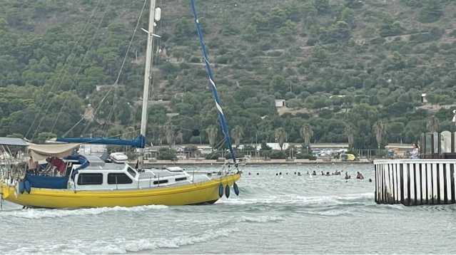 Cagliari, barca a vela ancora incagliata in spiaggia al Poetto