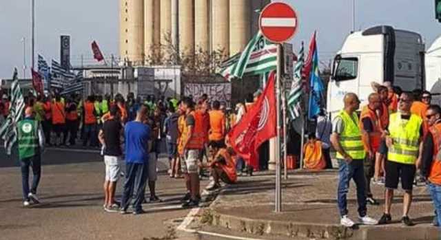 Porto Canale, al via il bando per gli ex lavoratori: "Non lasciamo indietro nessuno"