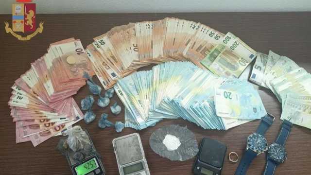 In casa nascondeva droga e oltre 10mila euro in contanti: arrestato per spaccio a Carbonia