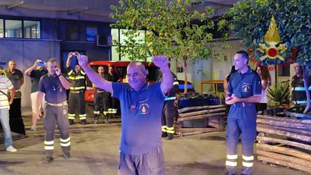 Cagliari, il capo reparto dei vigili del fuoco va in pensione: i colleghi lo salutano così(video)