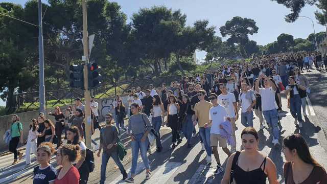 Cagliari, fiume di studenti in corteo dopo il crollo 