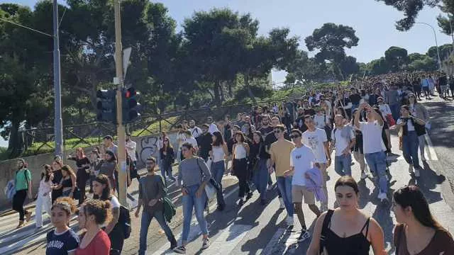 YouTG NET Cagliari Centinaia Di Babei In Sit In Dopo Il Crollo