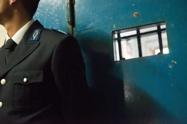 Uta, agente aggredito mentre cerca di fermare una rissa in carcere: finisce in ospedale