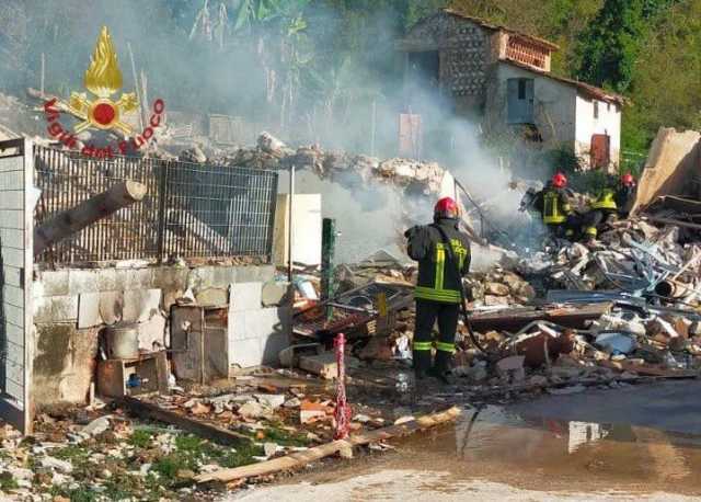 Lucca, esplosione in un edificio