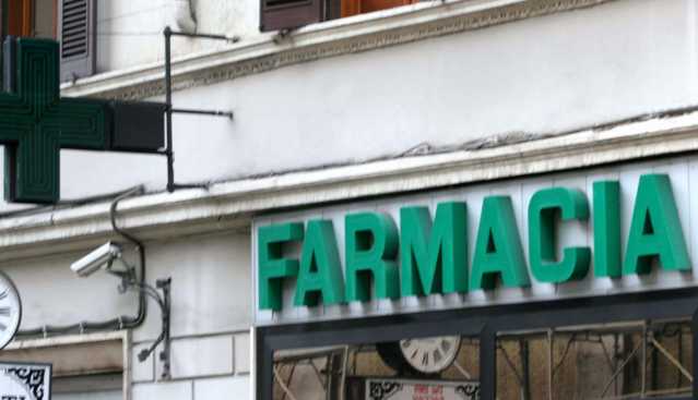 farmacia furto - foto archivio Imagoeconomica