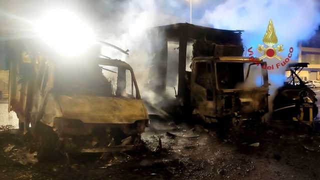 Incendio a Is Corrias: bruciano due camper e due camion in sosta