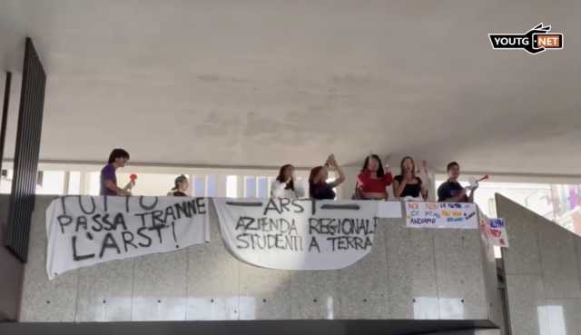 studenti sotto il Consiglio regionale