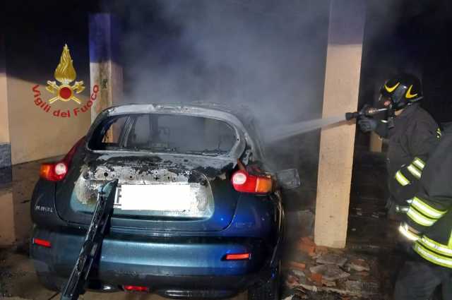 Assemini, incendio nel cortile di una palazzina: in fiamme un'auto in sosta