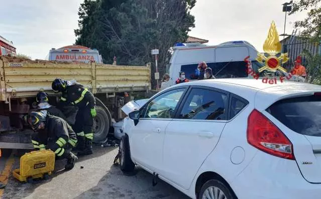 Youtg Net Tragico Scontro Con Un Camion A Capoterra Muore Una Donna