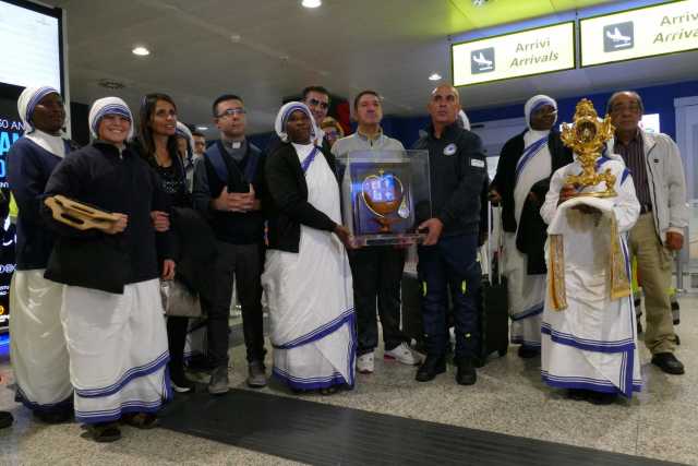 Cagliari, arrivate in aeroporto le sacre spoglie di Santa Teresa di Calcutta