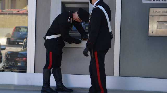 carabinieri controllano un bancomat