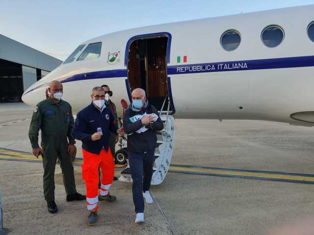 Bimba di 3 mesi in pericolo di vita a Cagliari: volo urgente dell'Aeronautica
